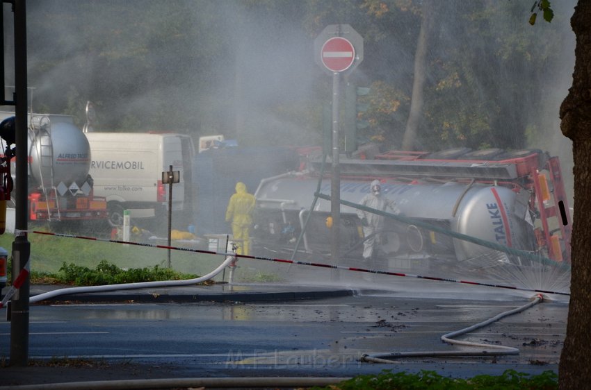 VU Tanklastzug umgestuerzt Huerth Industriestr P298.JPG